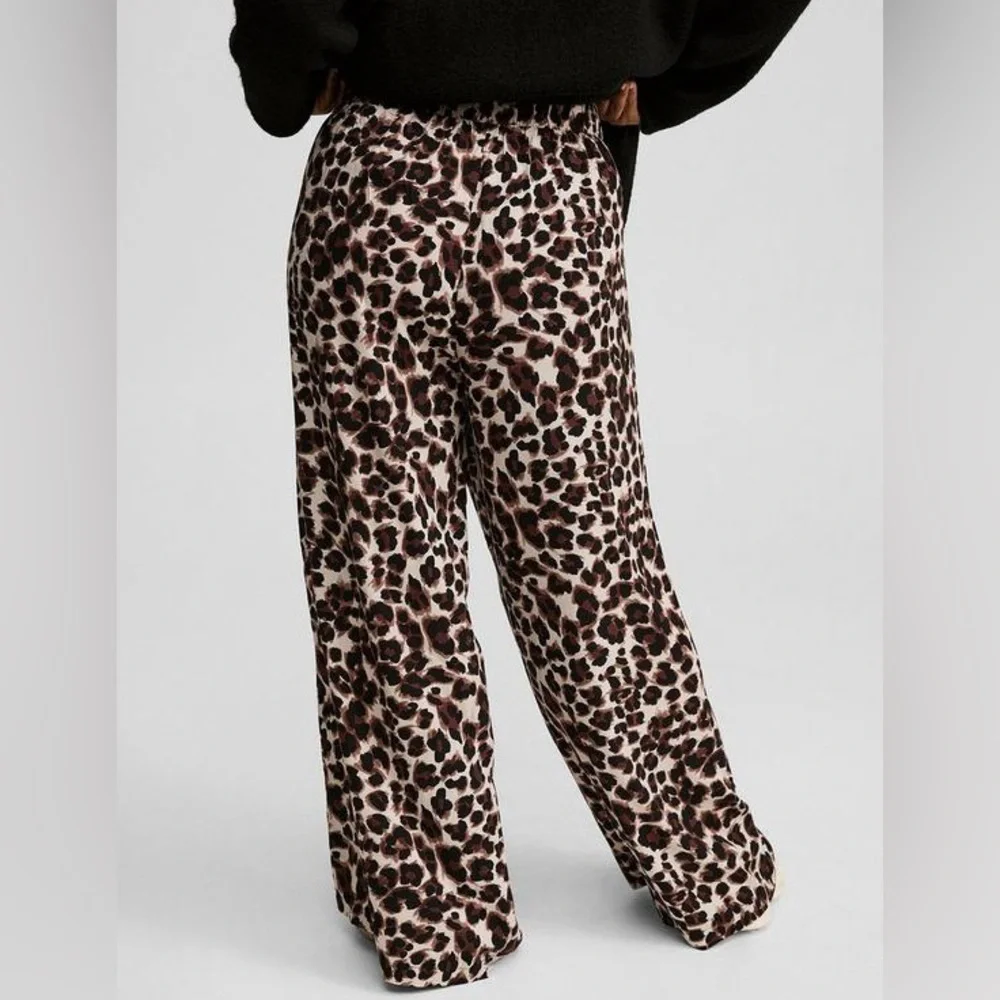 Torrid Pull-On Wide Leg Leopard Pant Size 4X-26 - Picture 4 of 6